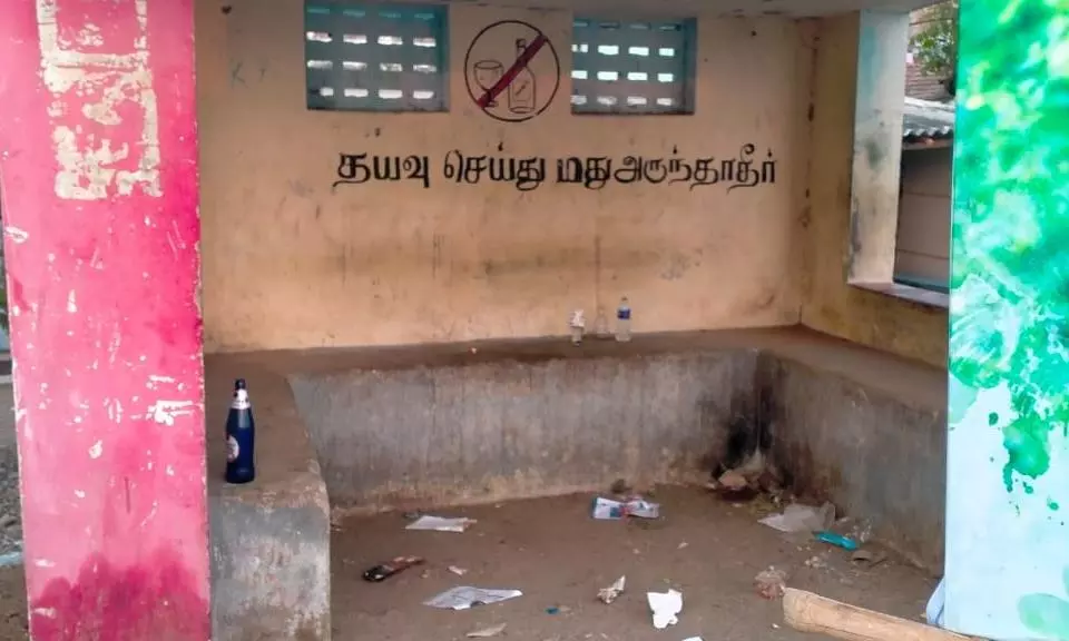 பயணிகள் நிழற்குடையின் அவலநிலை