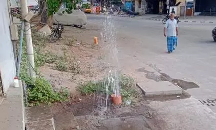 குழாய் உடைந்து வீணாகும் குடிநீர் குழாய் உடைந்து வீணாகும் குடிநீர்
