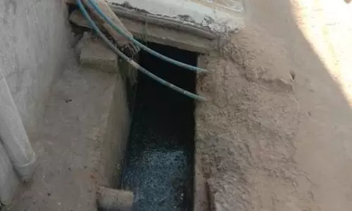துர்நாற்றம் வீசும்சாக்கடை துர்நாற்றம் வீசும்சாக்கடை