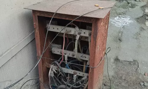 ஆபத்தான மின் இணைப்பு பெட்டி ஆபத்தான மின் இணைப்பு பெட்டி