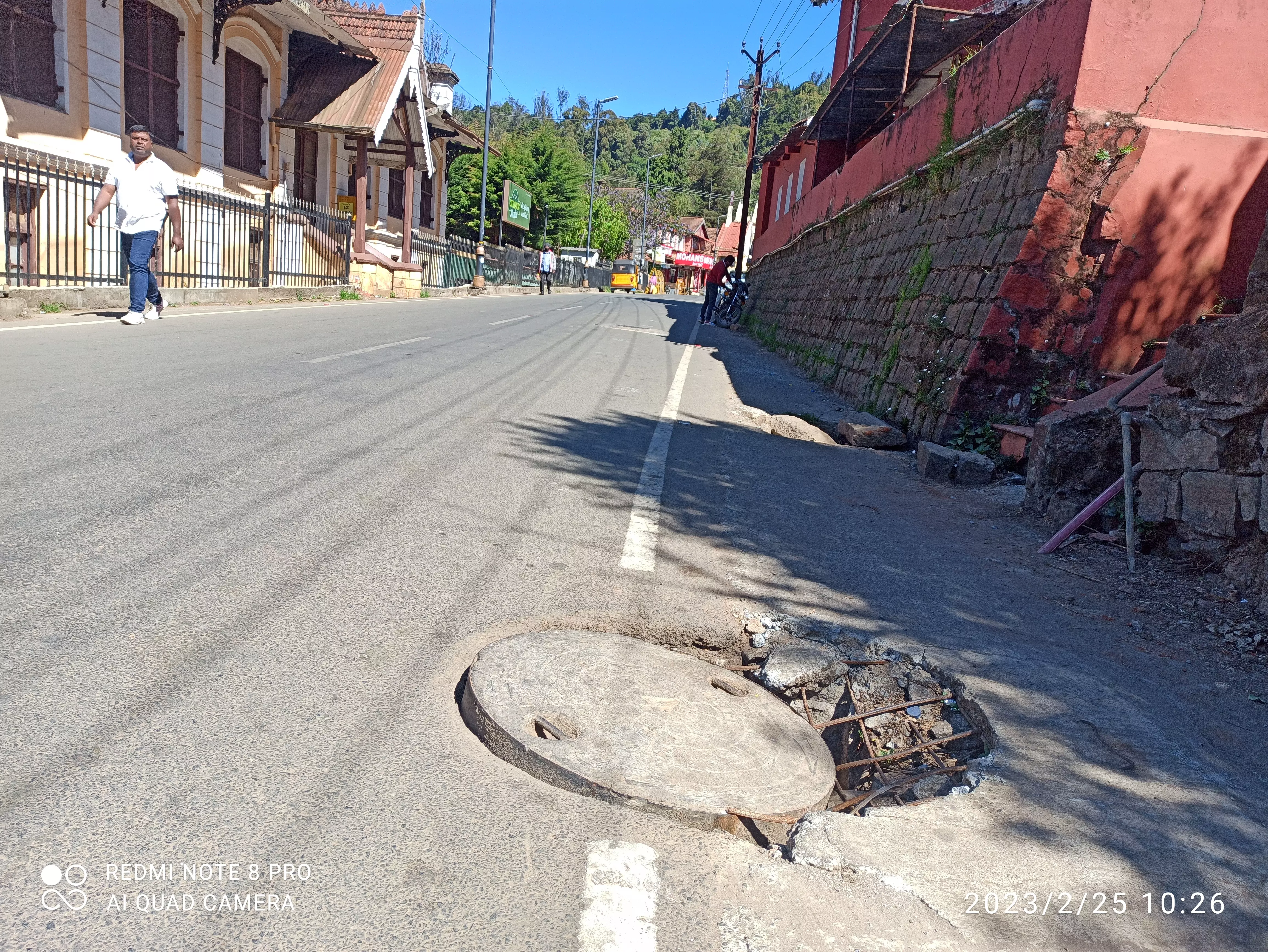 சாலையில் பள்ளம் சாலையில் பள்ளம்