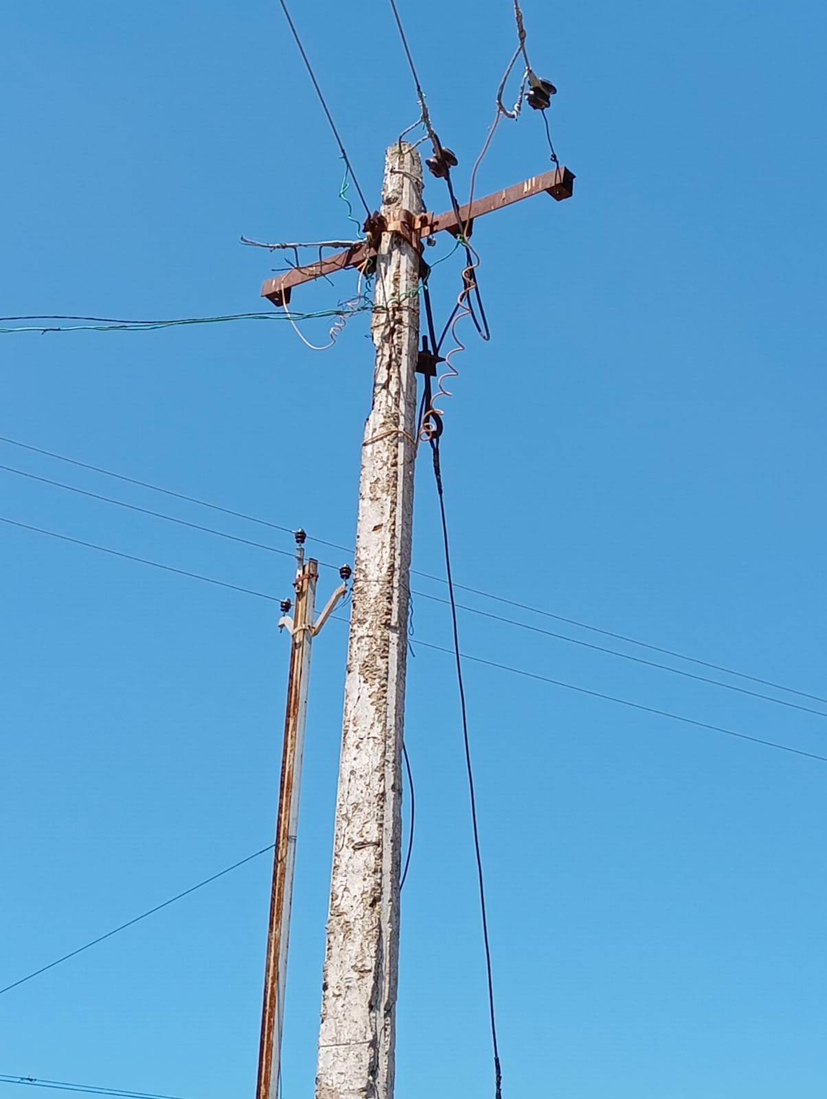 உயிர் பலி வாங்க காத்திருக்கும் மின்கம்பம்