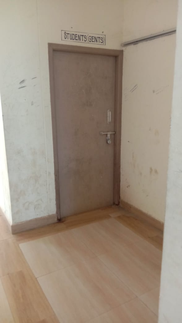 பூட்டிக்கிடக்கும் கழிப்பறை பூட்டிக்கிடக்கும் கழிப்பறை