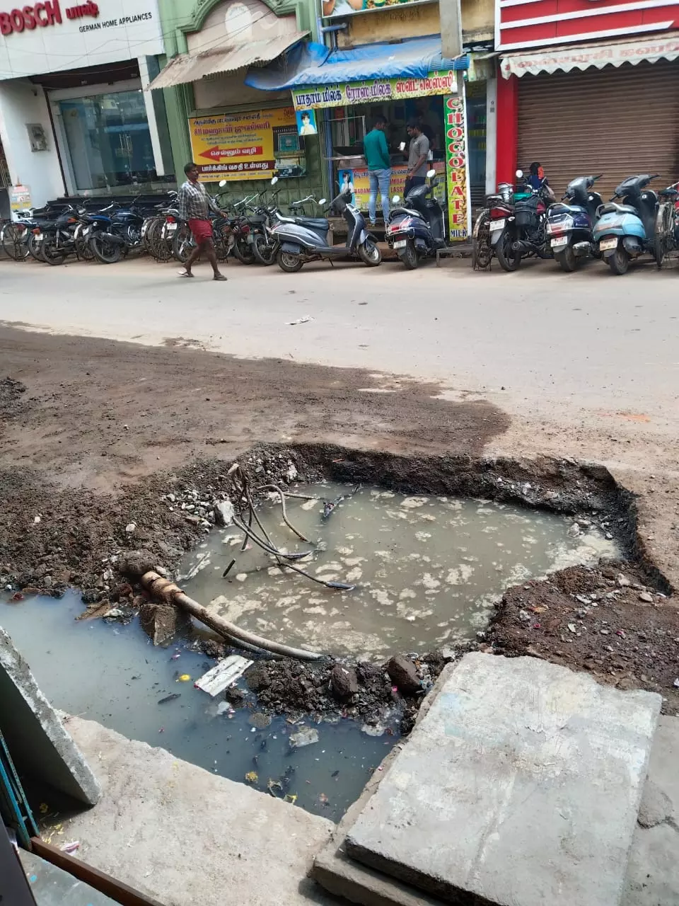 தேங்கி நிற்கும் கழிவுநீரால் சுகாதார சீர்கேடு தேங்கி நிற்கும் கழிவுநீரால் சுகாதார சீர்கேடு