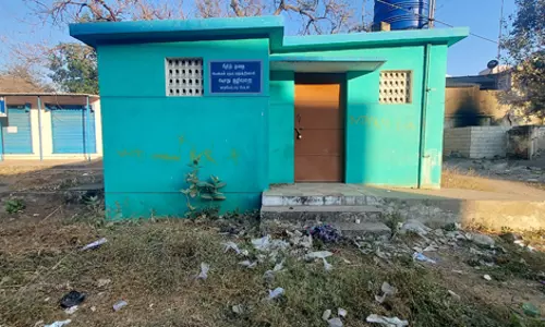 மக்கள் பயன்பாட்டுக்கு வராத கழிவறை