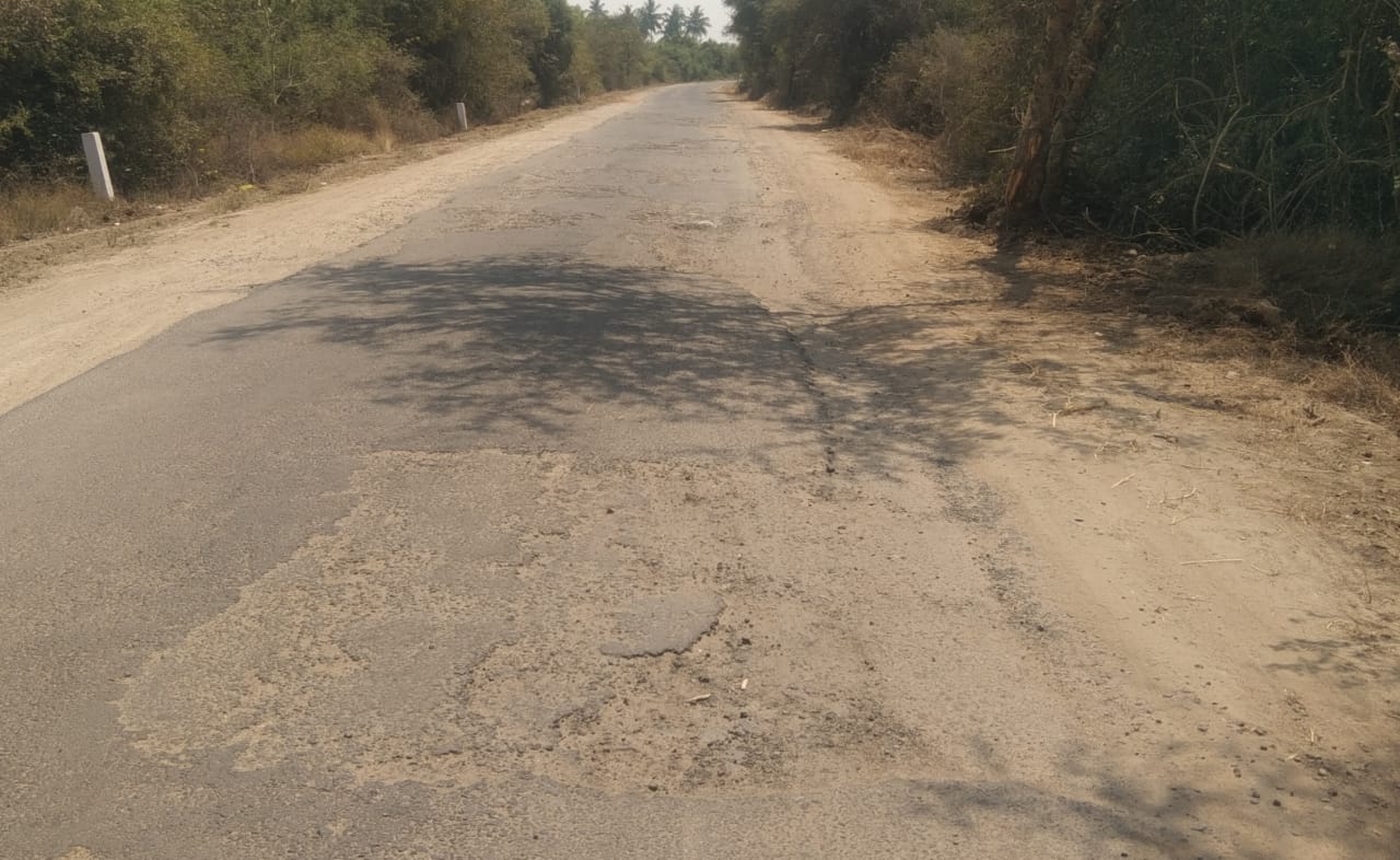 சேதமடைந்த சாலை