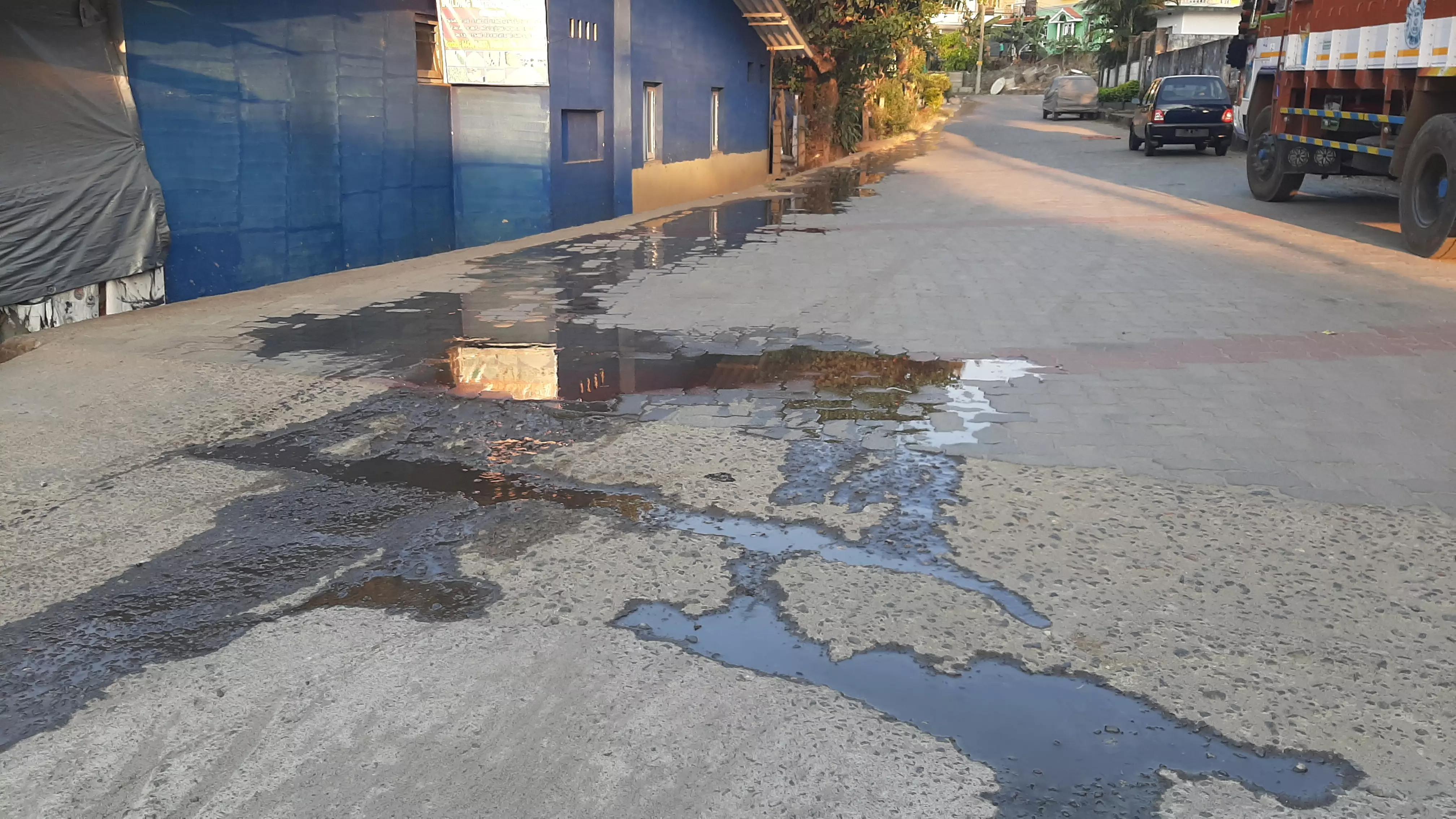 சாலையில் வழிந்தோடும் குடிநீர்