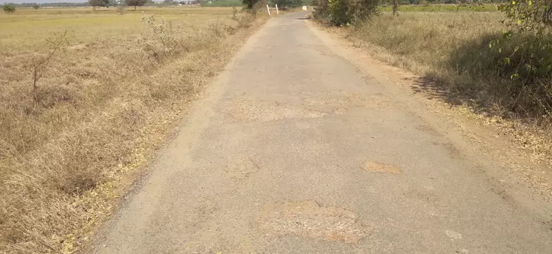 குண்டும், குழியுமான சாலை குண்டும், குழியுமான சாலை