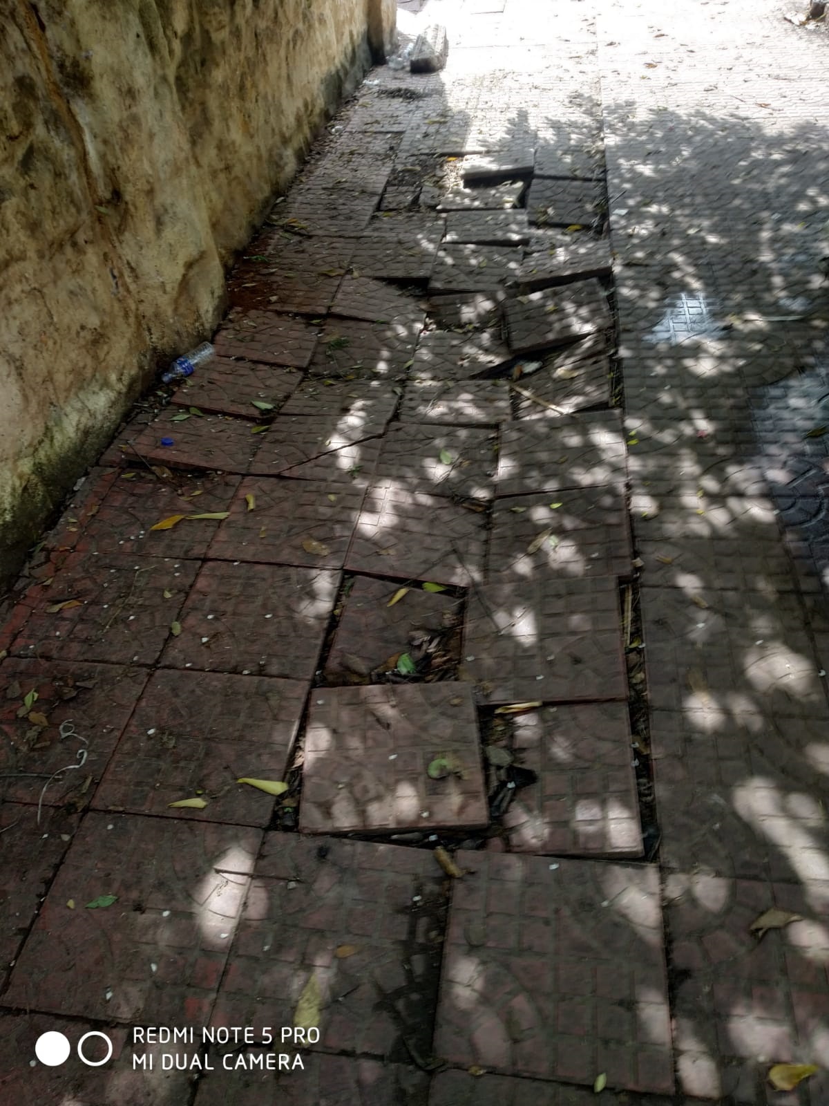 சேதமடைந்த அலங்கார தரைகற்கள்