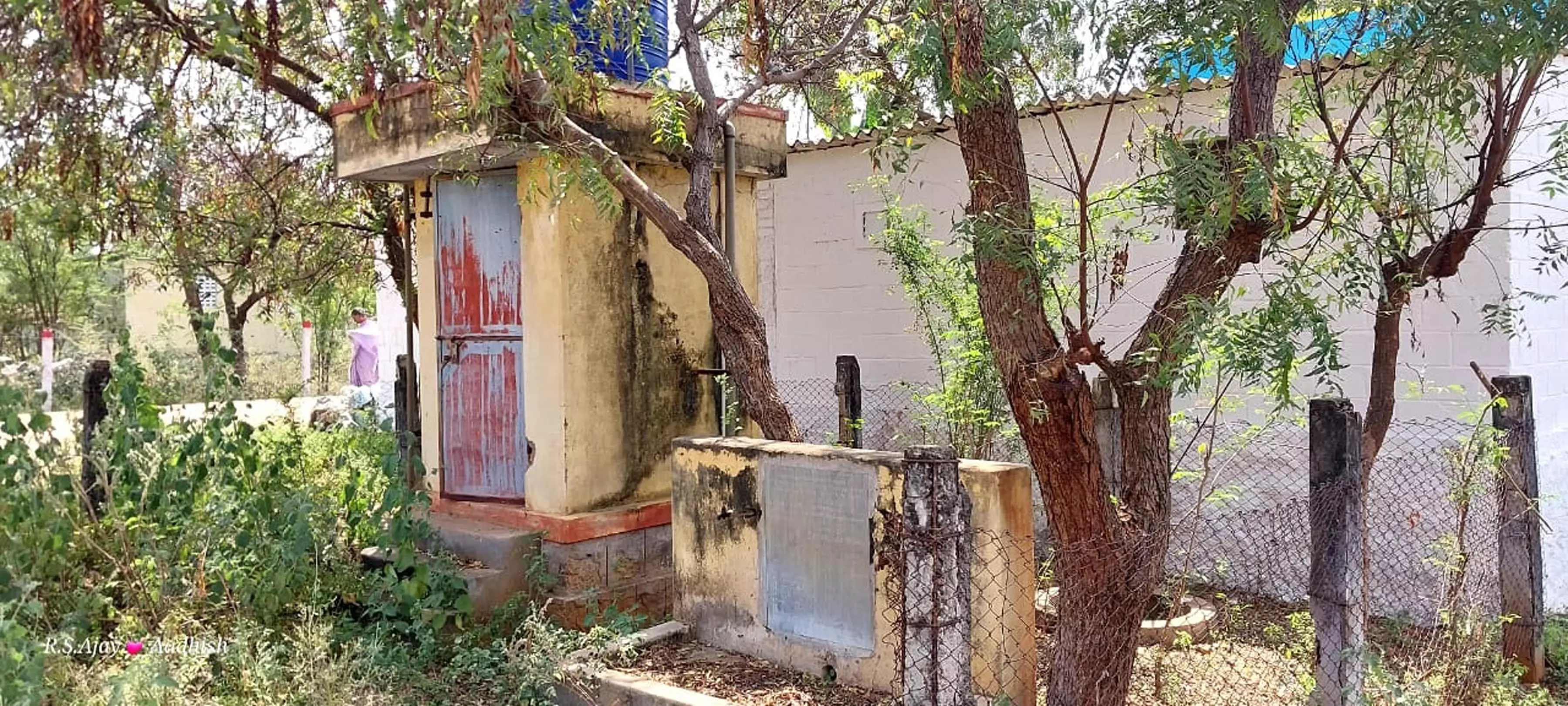 புதர்மண்டி கிடக்கும் குடிநீர் தொட்டி