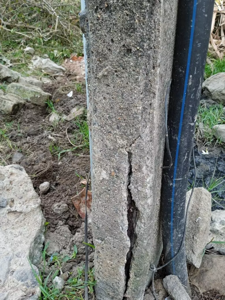 ஆபத்தான மின் கம்பம்