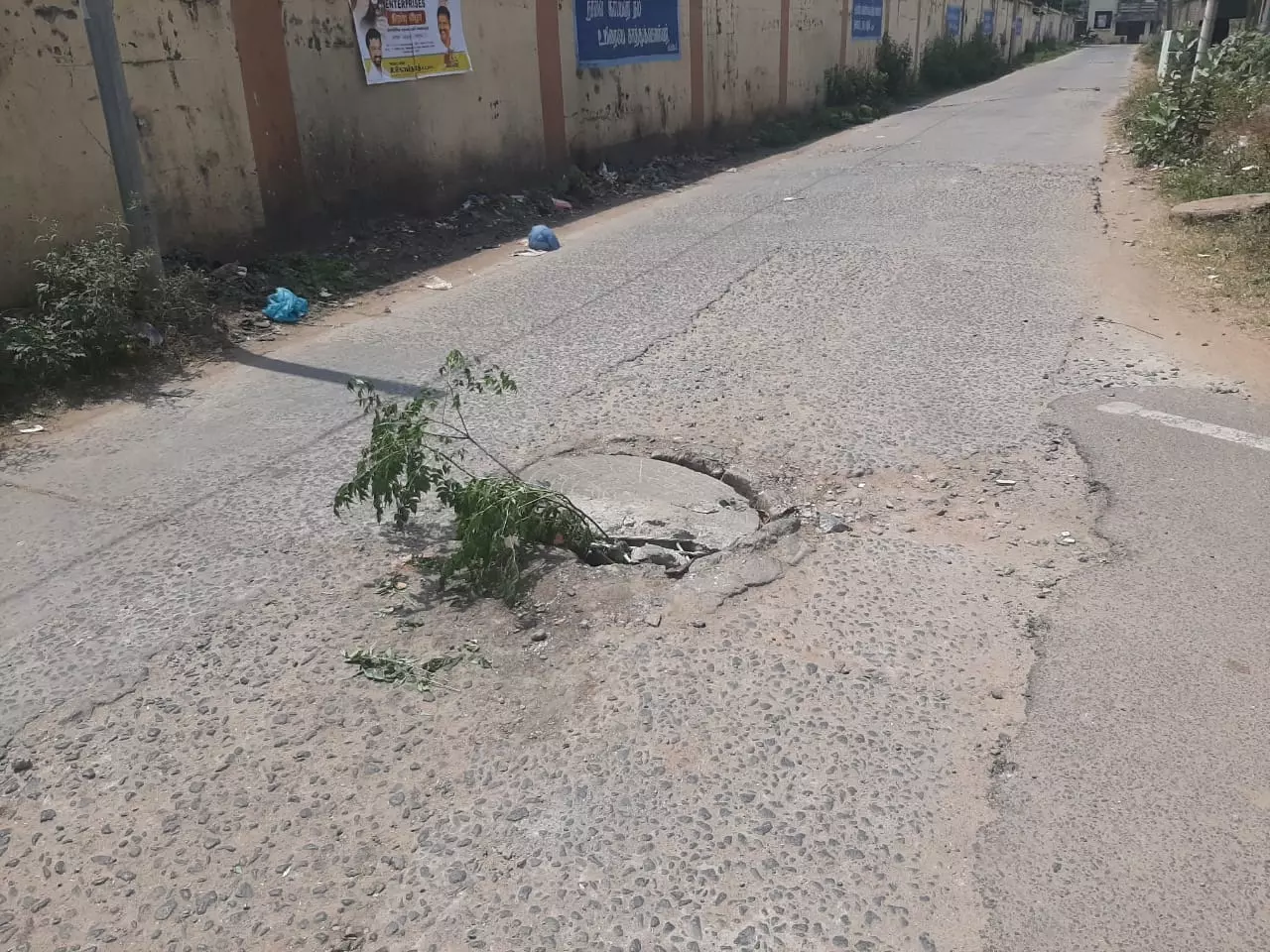 உடைந்த பாதாள சாக்கடை மூடி உடைந்த பாதாள சாக்கடை மூடி