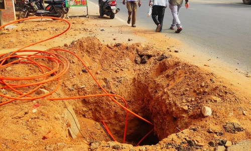 பள்ளத்தில் விழுந்து பலர் காயம்