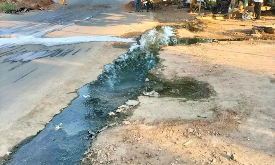 சாலையில் ஓடும் கழிவுநீரால்விபத்து அபாயம்