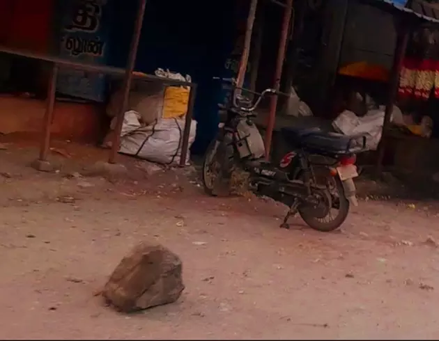 போக்குவரத்துக்கு இடையூறாக வைக்கப்படும் கல்