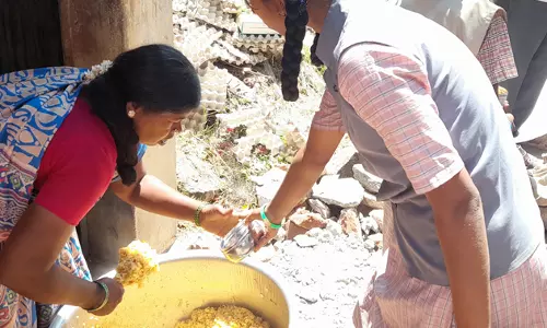 மாணவிகளுக்கு வெயிலில் சத்துணவு வினியோகம்