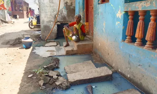 வீடுகள் முன்பு தேங்கும் கழிவுநீர்