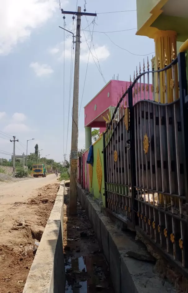 வாறுகாலுக்குள் மின்கம்பம்