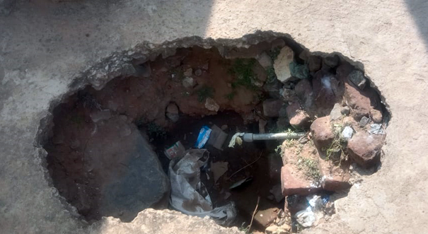 ஆபத்தான பள்ளத்துக்குள் தெருக்குழாய்