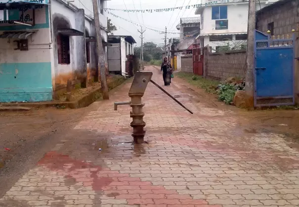 தெருவின் நடுவே அடிபம்பு