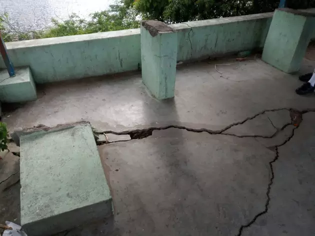 பயணிகள் நிழற்கூடம் சேதம் பயணிகள் நிழற்கூடம் சேதம்