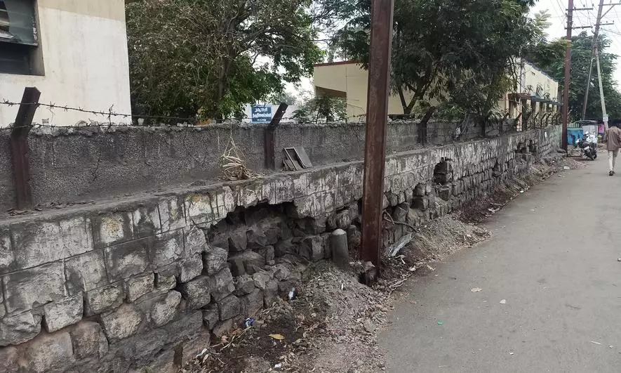 இடிந்துவிழும் நிலையில் பள்ளிசுவர் இடிந்துவிழும் நிலையில் பள்ளிசுவர்