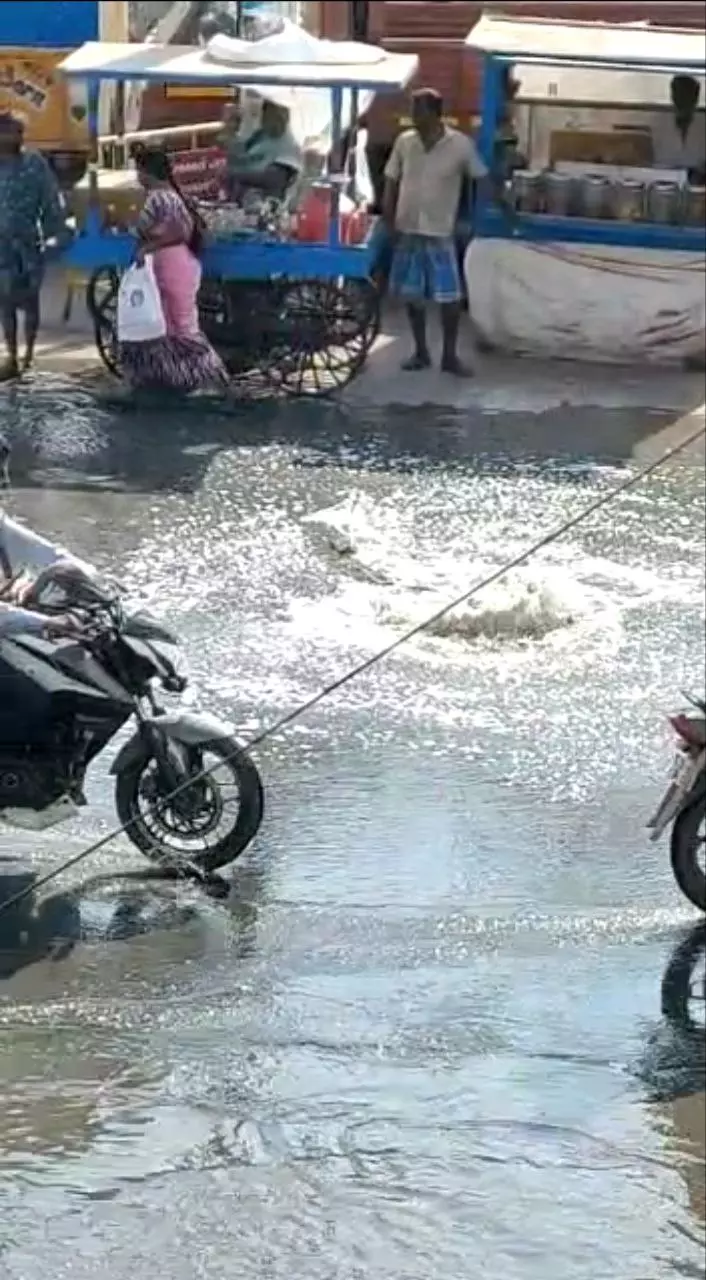 சாலையில் தேங்கும் கழிவுநீர்