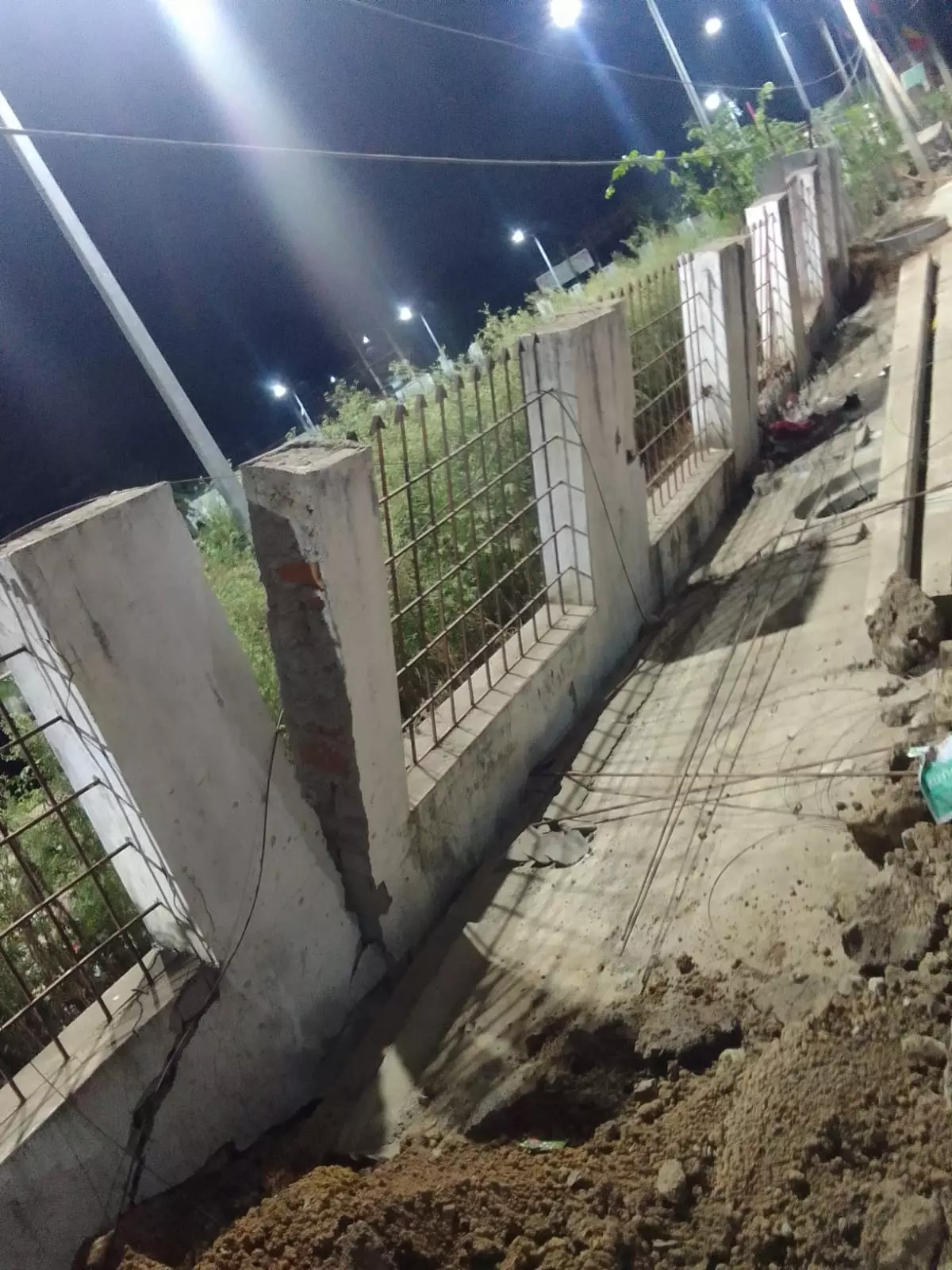 சுற்றுச்சுவர் சீரமைக்கப்படுமா?