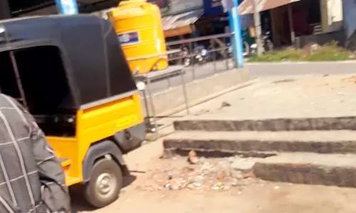 பால் பூத் வைக்கப்பட்ட அஸ்திவாரத்தால் இடையூறு