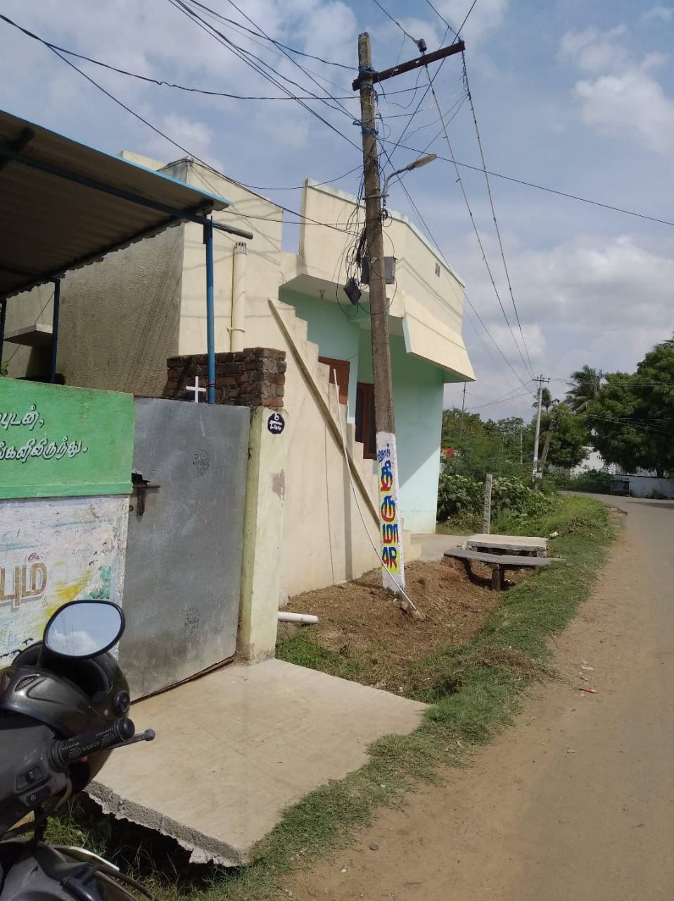 பழுதடைந்த மின்கம்பம் பழுதடைந்த மின்கம்பம்