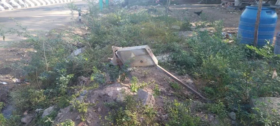 கேட்பாரற்று கிடக்கும் அடிகுழாய்