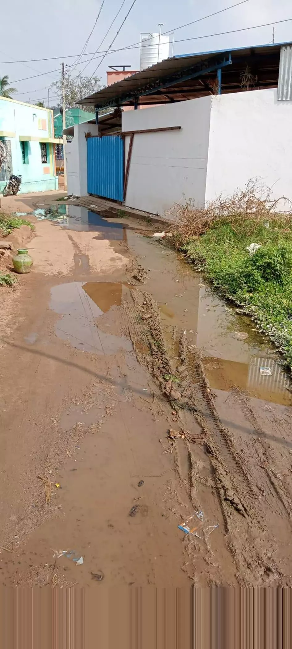 ஆக்கிரமிப்பின் பிடியில் கழிவுநீர் கால்வாய்