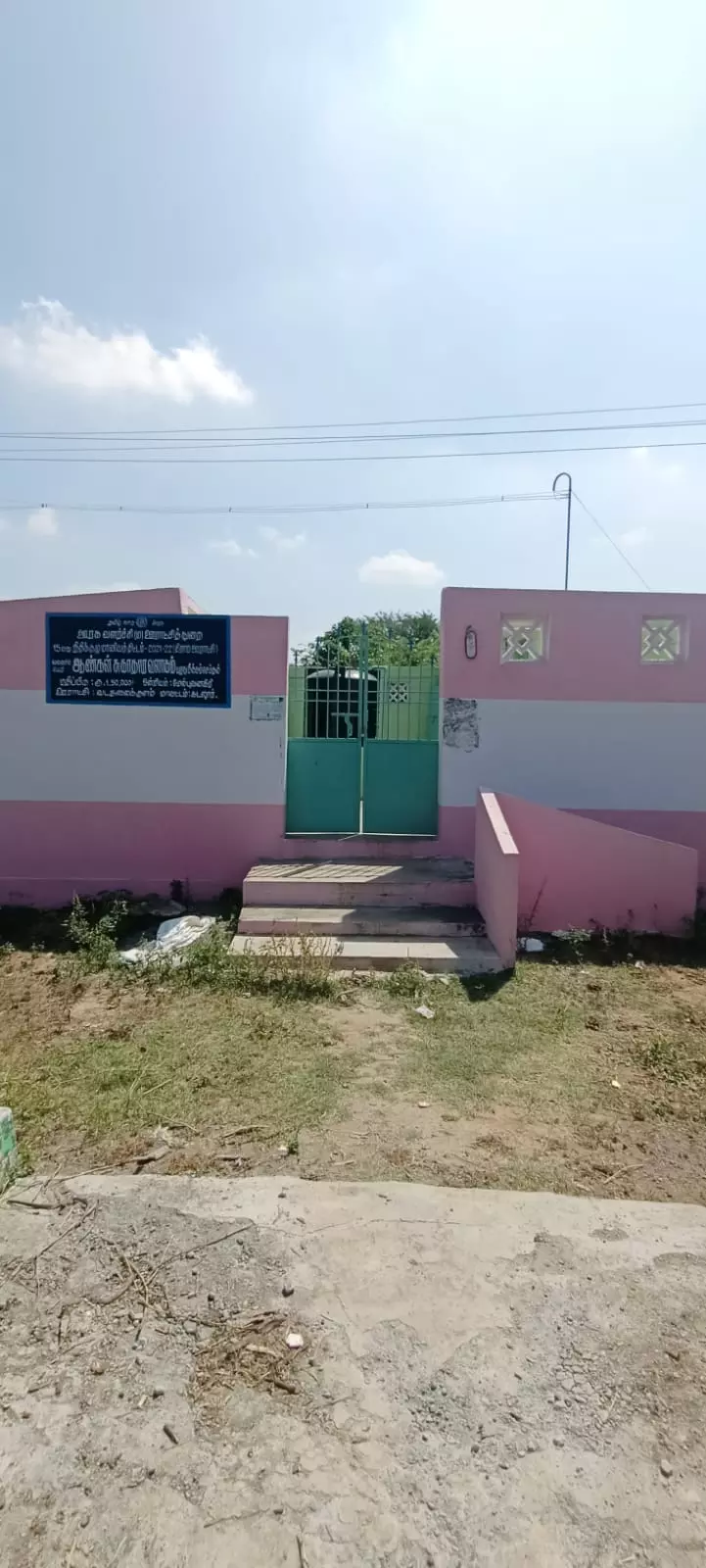 பூட்டிக்கிடக்கும் ஆண்கள் கழிப்பறை