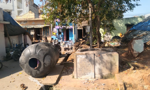 கவிழ்ந்து கிடக்கும் குடிநீர் தொட்டி