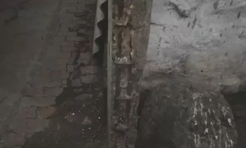 சேதமடைந்த மின்கம்பம்