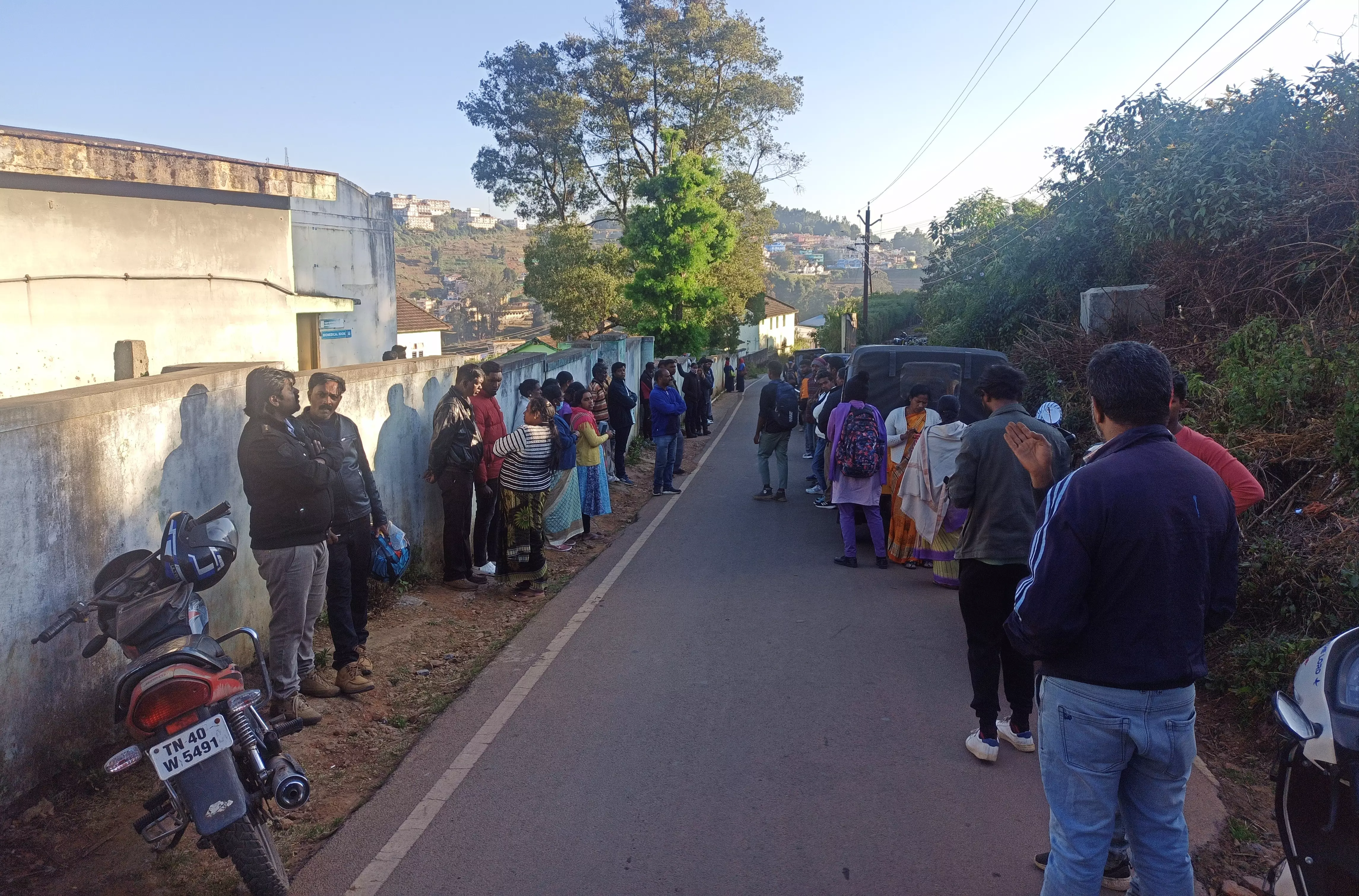 சாலை அகலப்படுத்தப்படுமா சாலை அகலப்படுத்தப்படுமா