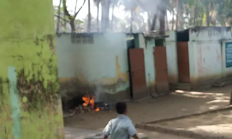 புகையால் மாணவிகள் பாதிப்பு