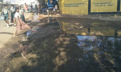 தண்ணீர் தேங்குவதால் மாணவிகள் பாதிப்பு