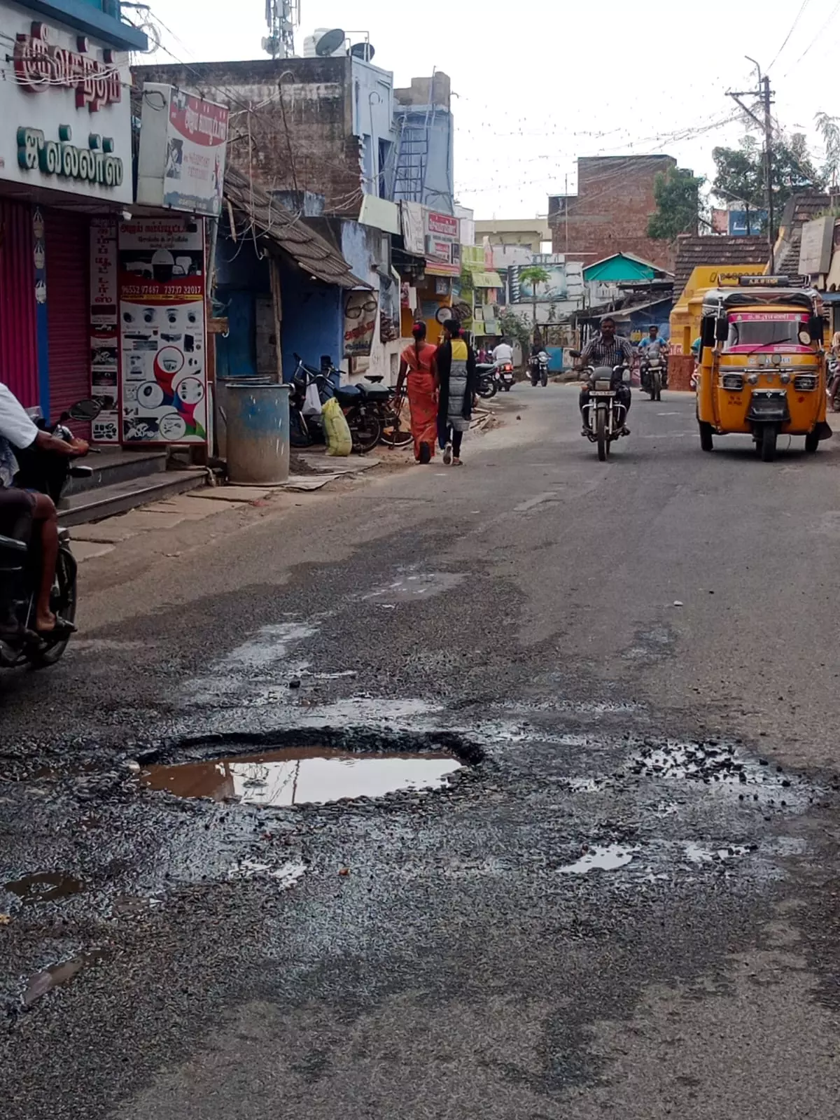 சாலையின் நடுவில் ராட்சத பள்ளம் சாலையின் நடுவில் ராட்சத பள்ளம்
