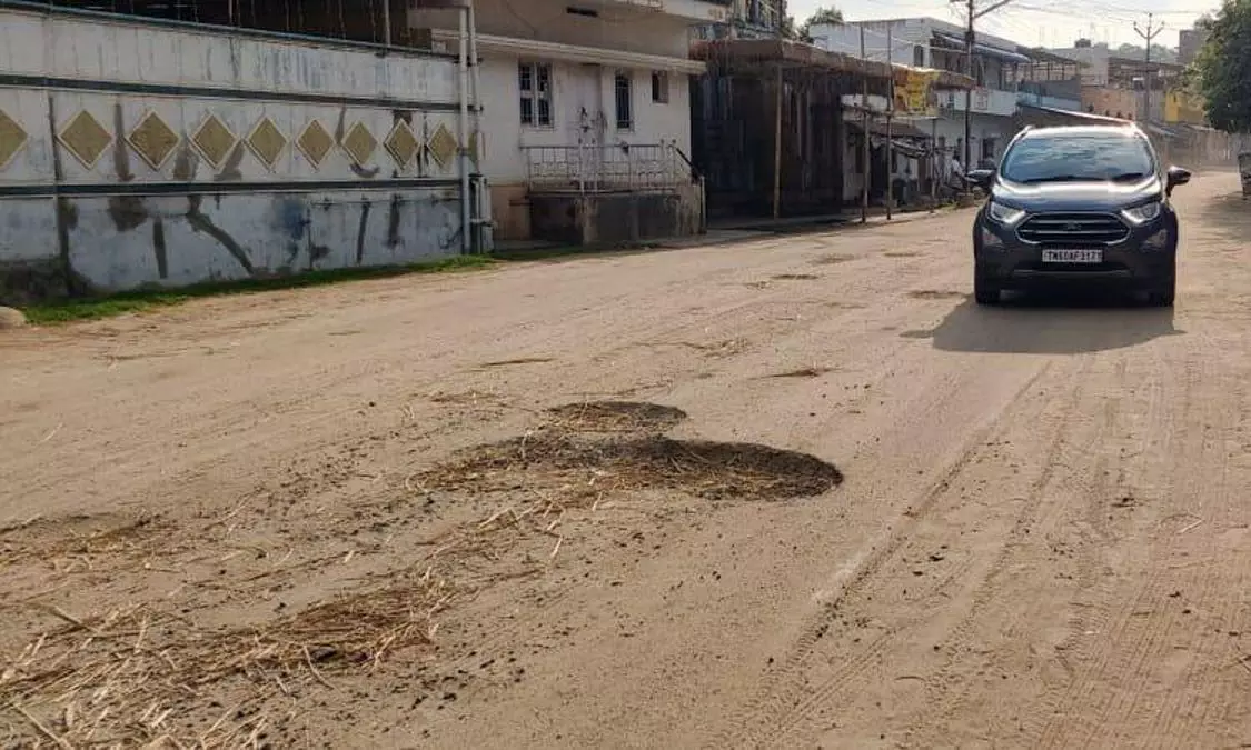 குண்டும், குழியுமான சாலை