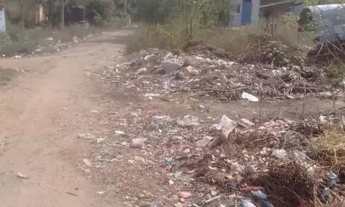 குவிந்து கிடக்கும் குப்பைகள்