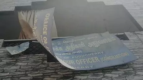 சேதமடைந்த பெயர் பலகை