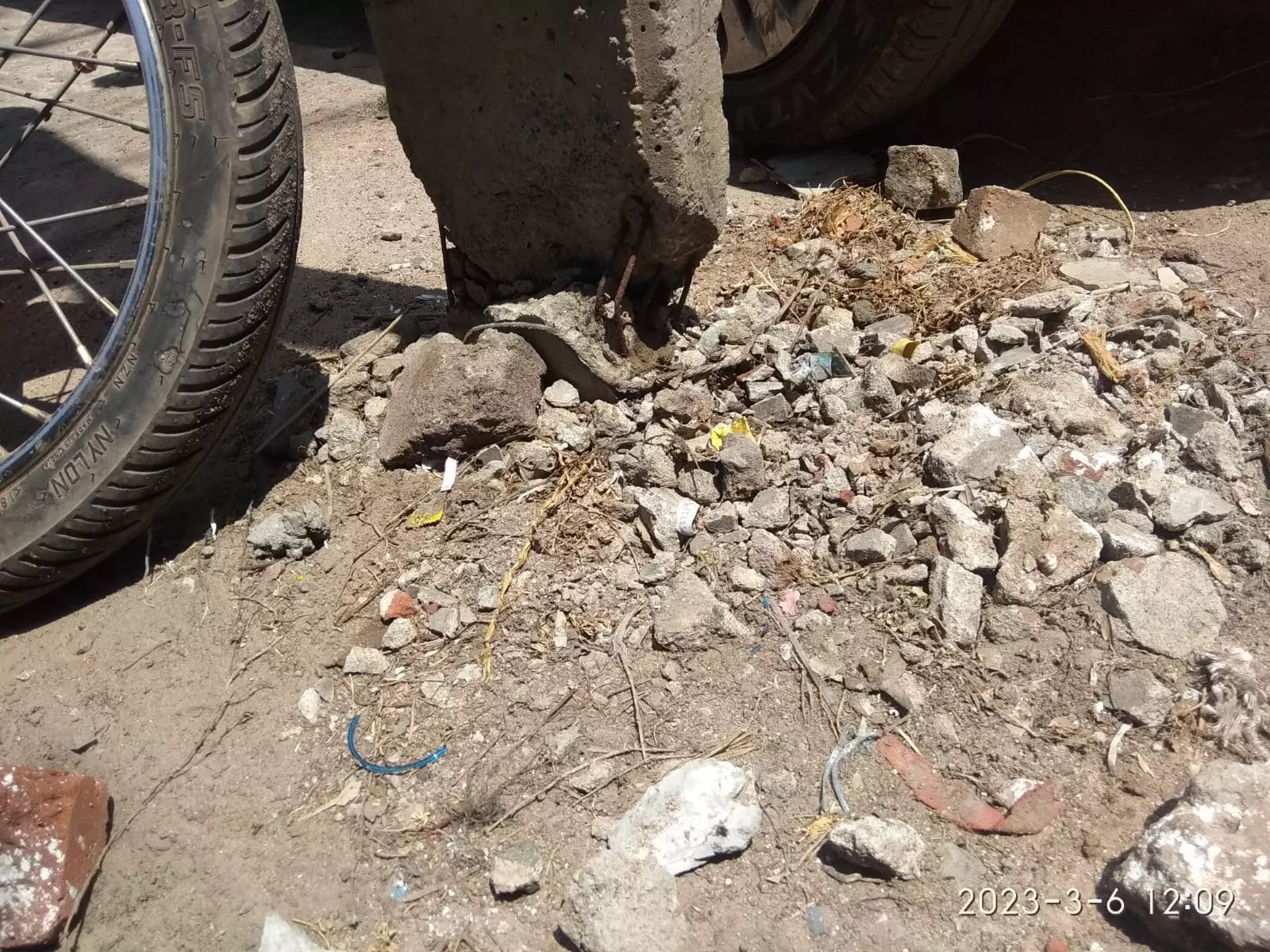 இப்போ விழுமோ... எப்ப விழுமோ நிலையில் மின்கம்பம் இப்போ விழுமோ... எப்ப விழுமோ நிலையில் மின்கம்பம்