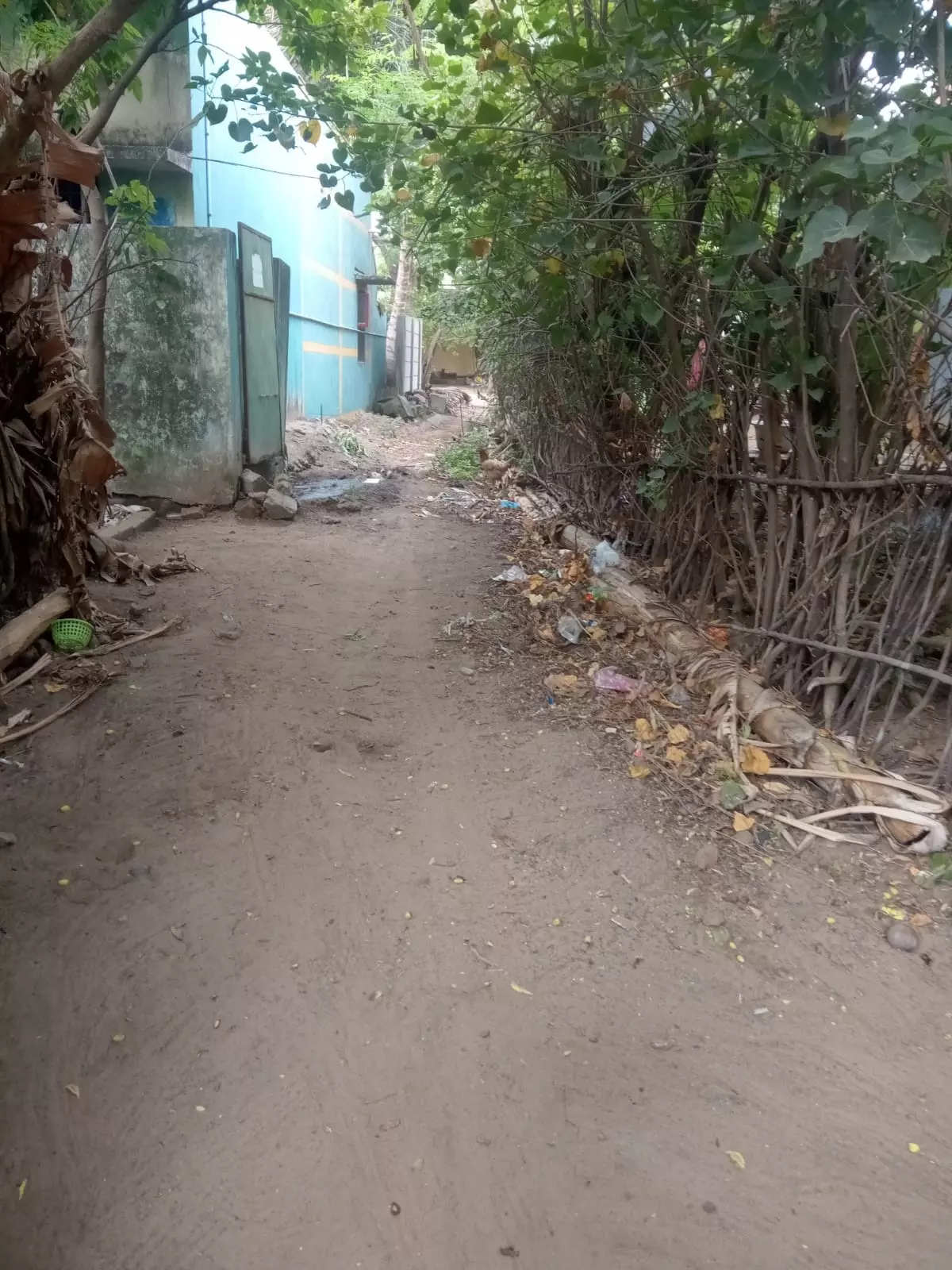 ஆக்கிரமிப்பால் சுருங்கிப்போன சாலை