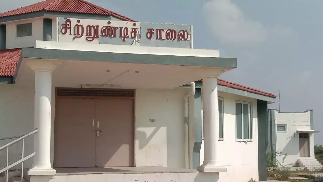 பூட்டிக்கிடக்கும் சிற்றுண்டி சாலை பூட்டிக்கிடக்கும் சிற்றுண்டி சாலை