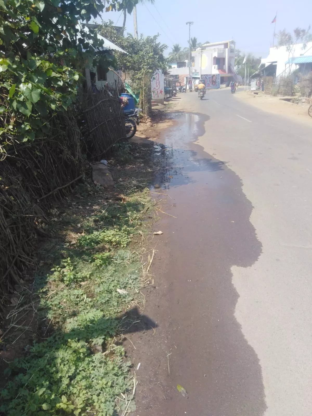 சாலையில் வழிந்தோடும் கழிவுநீர்