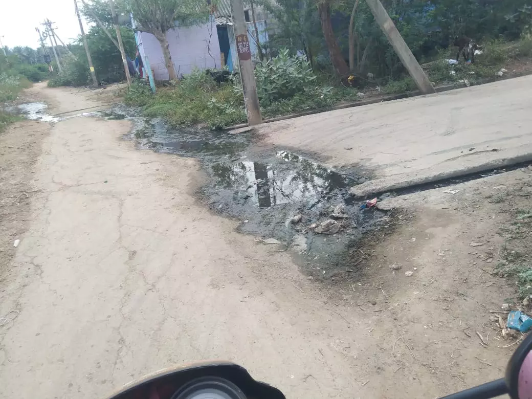 சாலையில் ஓடு்ம் கழிவுநீர் சாலையில் ஓடு்ம் கழிவுநீர்