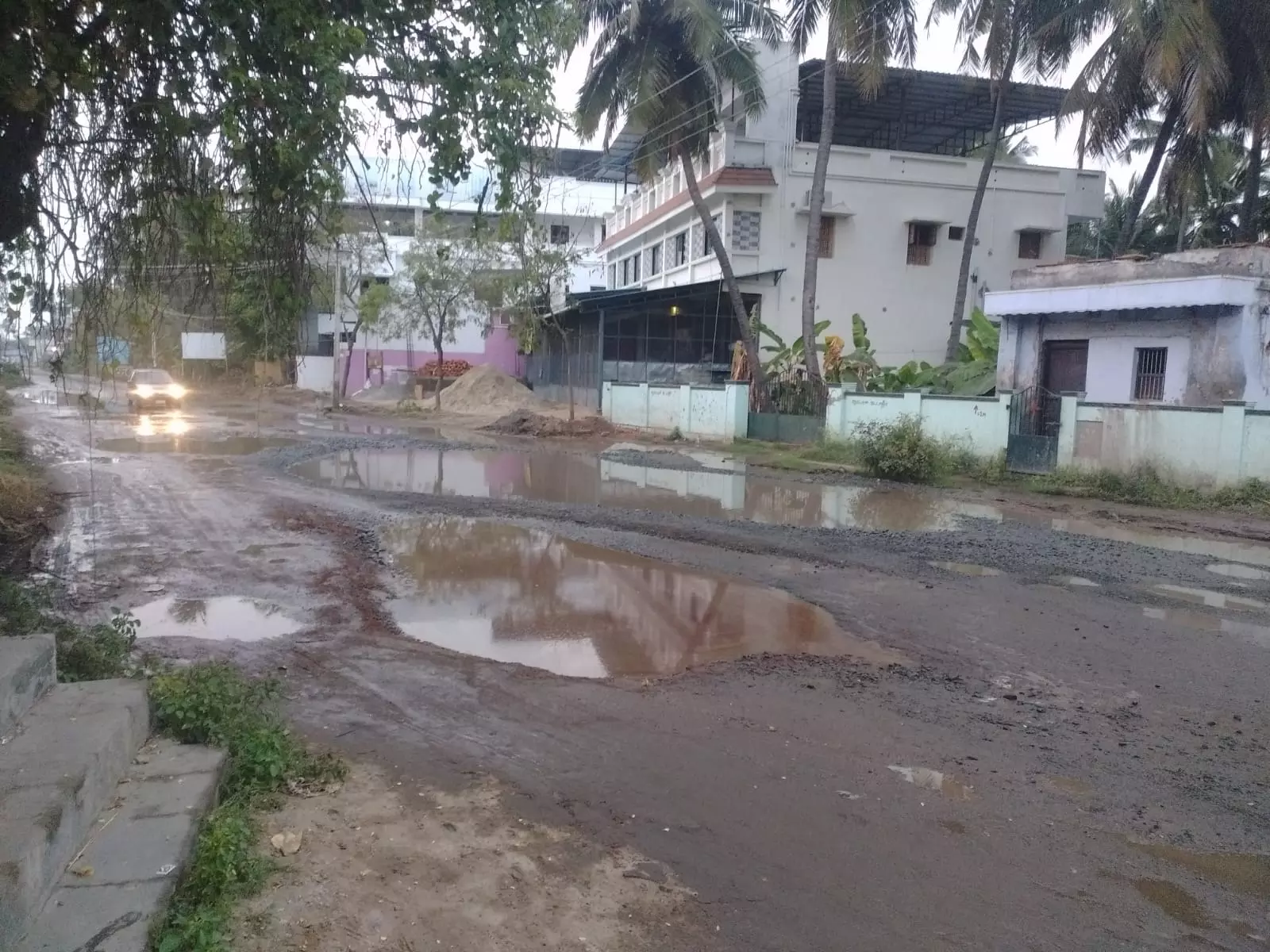 குழாய் உடைப்பால் வீணாகும் குடிநீர்