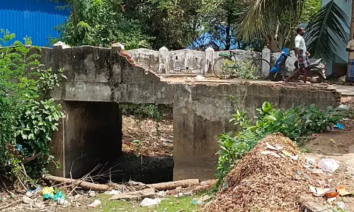 சேதமடைந்த தரைப்பாலம் சேதமடைந்த தரைப்பாலம்