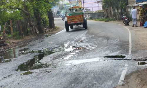 சாலையில் பெருக்கெடுத்து ஓடும் கழிவுநீர் சாலையில் பெருக்கெடுத்து ஓடும் கழிவுநீர்